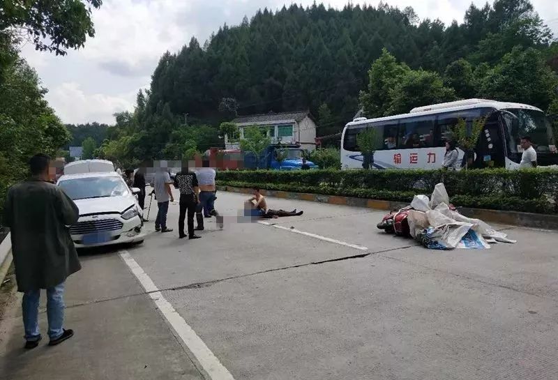 摩托車司機被撞飛數米遠後當場身亡,地上能看到數米長剎車痕跡及血跡