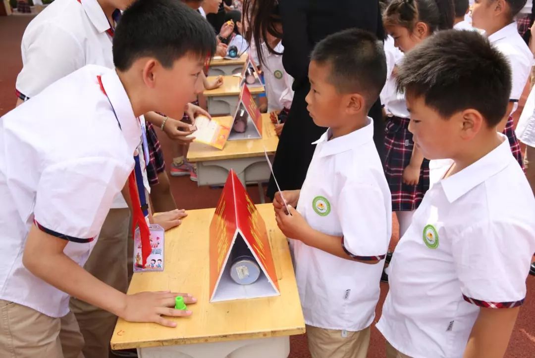 争做新时代好队员——济南市市中区新生入队仪式示范活动在白马山小学