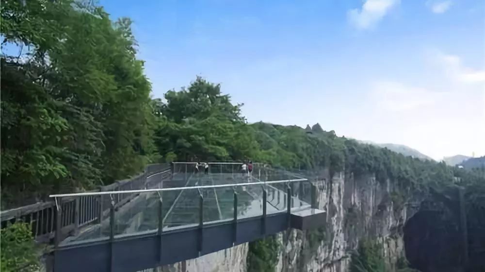 可以去尝试一下走距离悬崖底部垂直高度为280米天生三桥玻璃桥 眺台