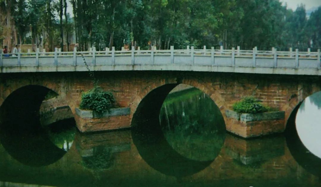 三孔圆拱石桥横跨盘龙江始建于明代的霖雨桥@昆明发布官博的双拱石桥