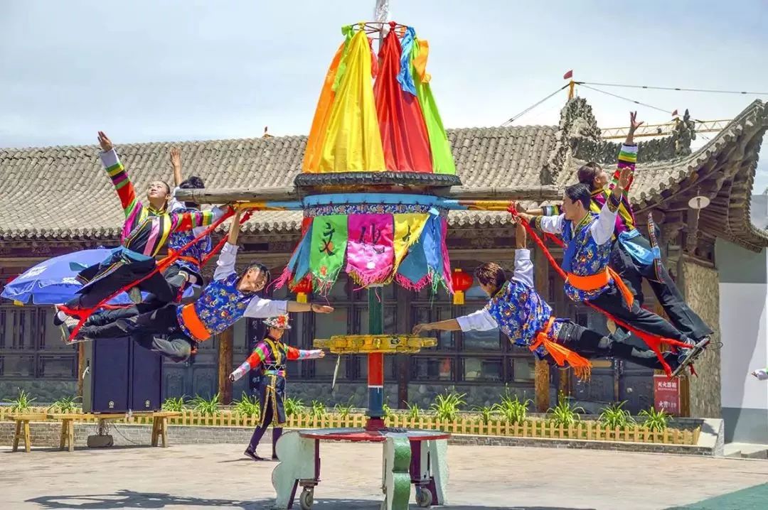 鳥語花香,有二百種野生動物,旅遊區內還有古剎天堂寺和甘禪寺,掩映在