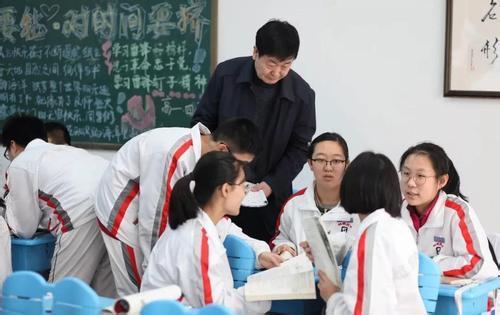 "把老师当学生管,把学生当祖宗供!高中生还能好好学习吗?