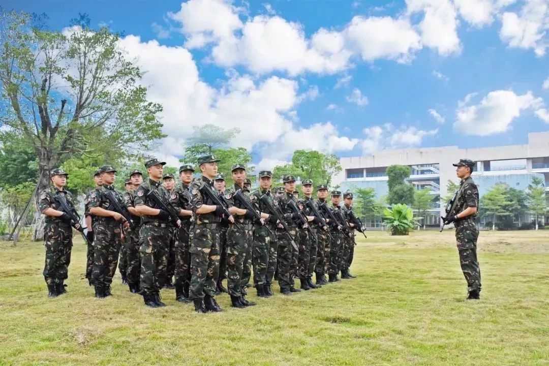 中隊成員退伍返校後仍然保持著軍人的作風,每逢學校有碩岱秸笱盜