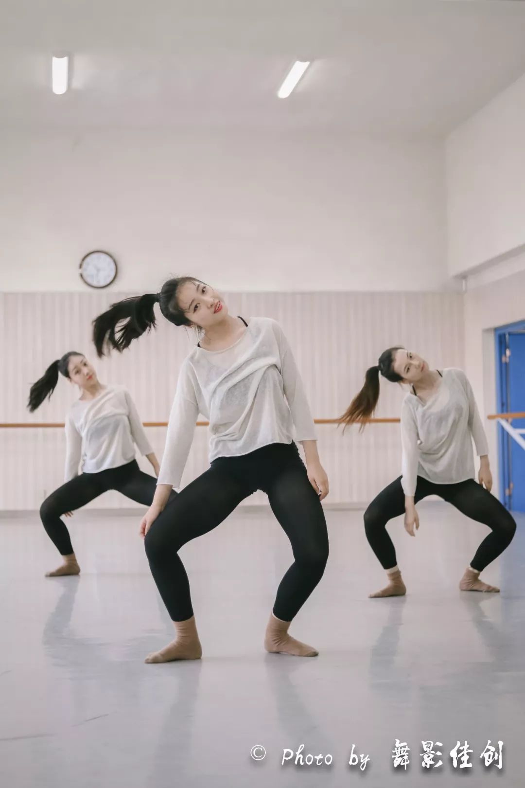 四川师范大学舞蹈学院2015级15班现代舞基训课堂精彩瞬间 授课教师