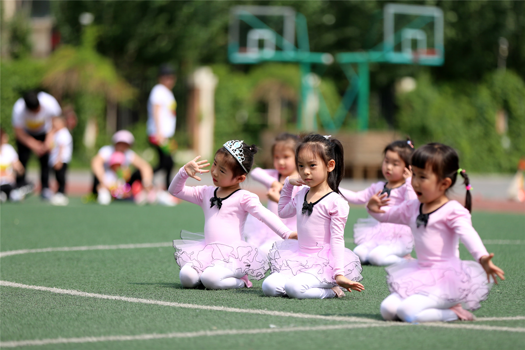 迎儿童节 沈阳汉城幼儿园举办亲子运动会 萌娃比赛萌劲十足