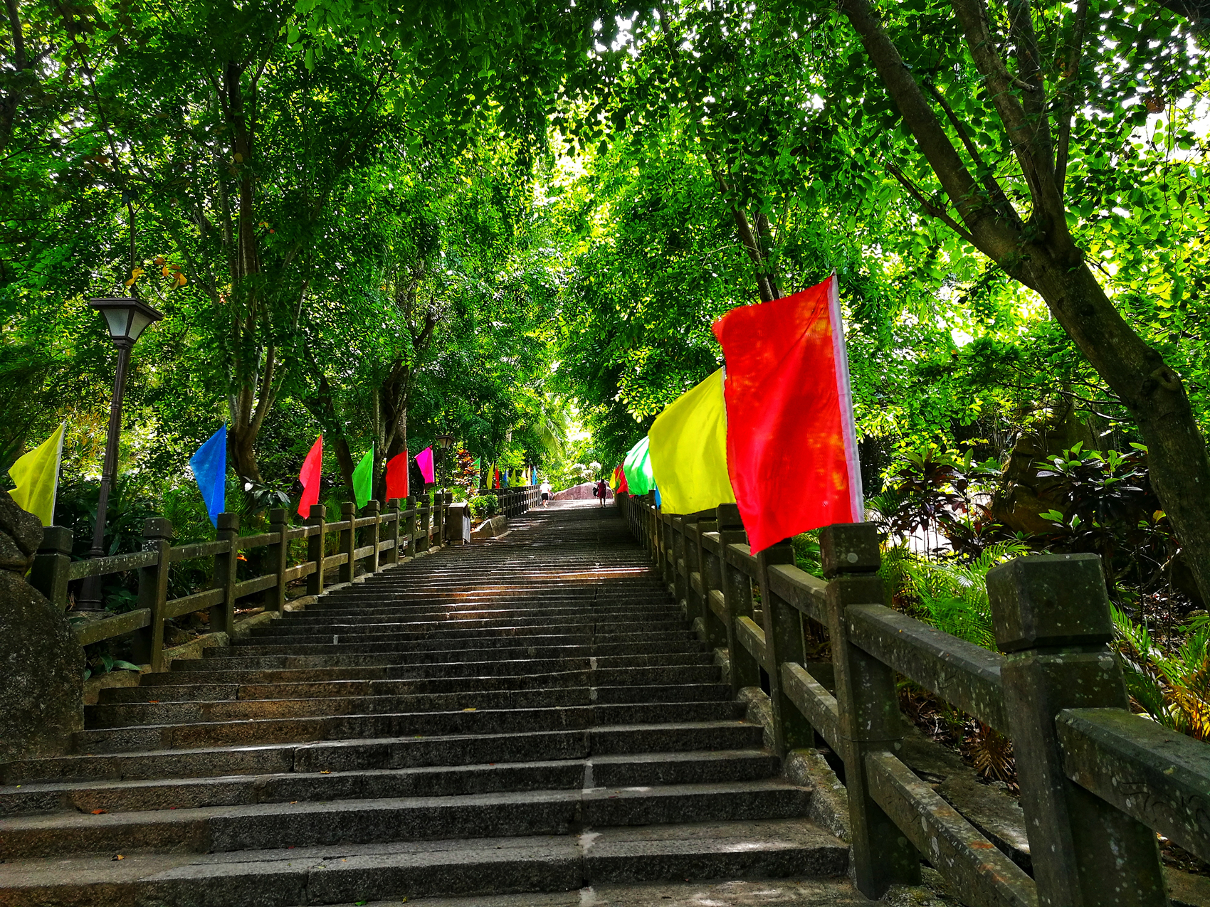 東山嶺在萬寧市郊區,主峰海拔184米高,是開發較早的海南旅遊景點之一