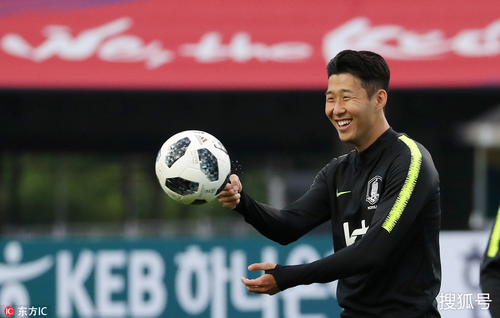 韩国队训练备战世界杯 孙兴慜开心大笑气氛活跃