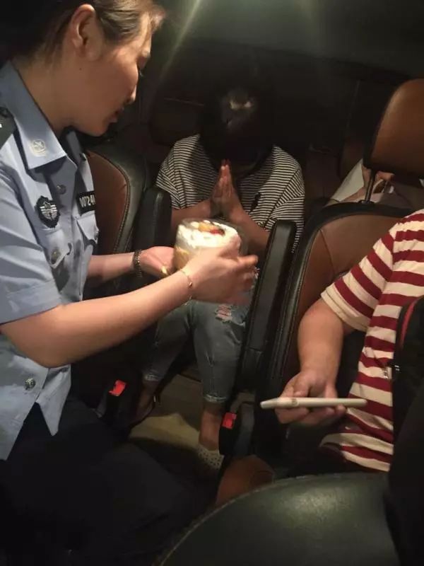 【警事】超暖心!押解途中,警车上响起了生日快乐歌