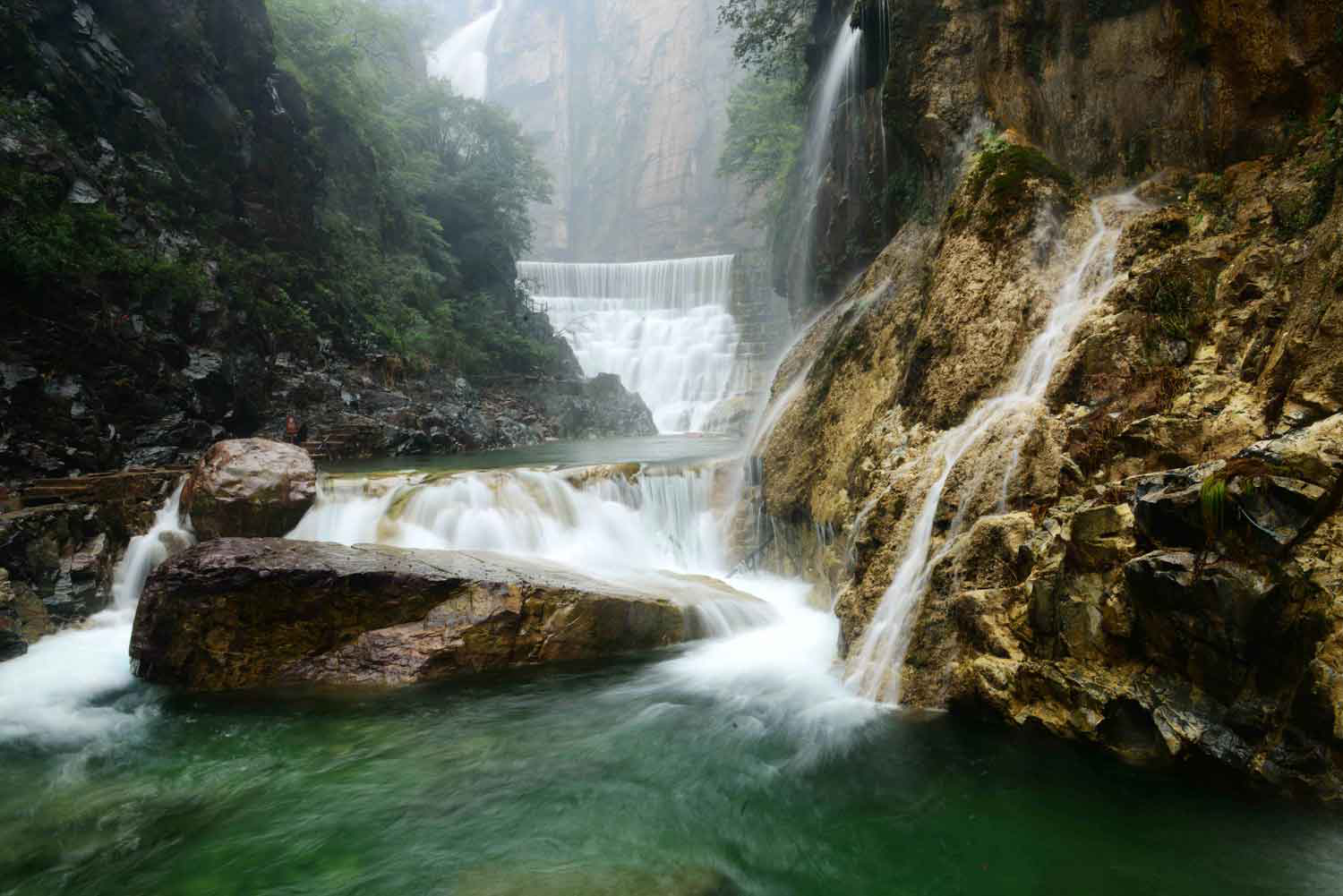 宝峰湖瀑布图片