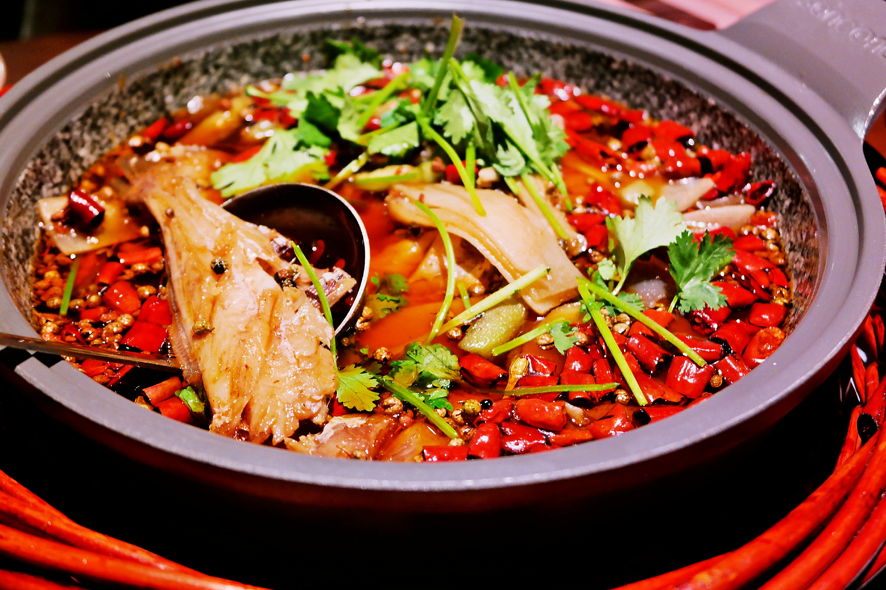 在重庆,耗儿鱼可谓是火锅里的一道必备食材,在麻辣鲜香中过足瘾