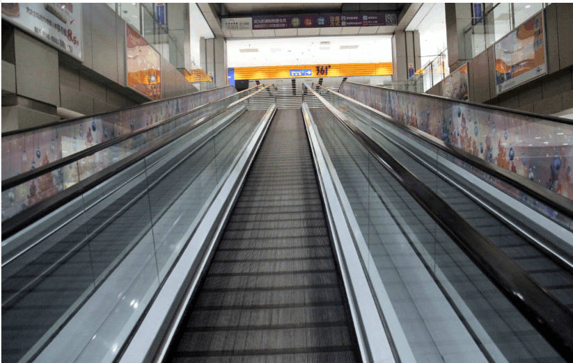 在空荡荡的购物广场内,通往沃尔玛超市的电动扶梯上也已经空无一人