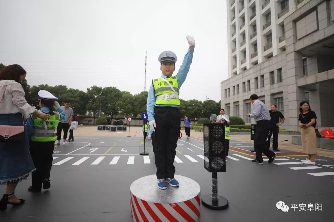 小朋友們參觀交警智能交通指揮中心,觀看鐵騎隊表演,隨後換上