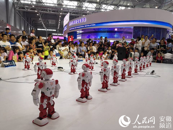会跳舞的机器人成 明星 芜湖机器人惊艳亮相制造业大会