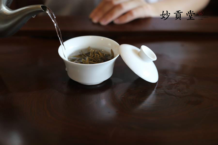 白茶的冲泡与鉴赏茶颜悦色香幽泛从来佳茗似佳人