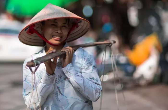 雲南河口每日人聲鼎沸,趕早集的越南女人陸續前往