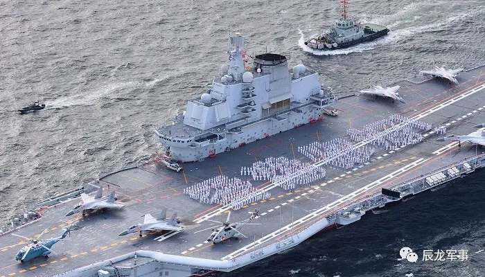 这不是美英法的!中国海军双航母首次同框出镜了