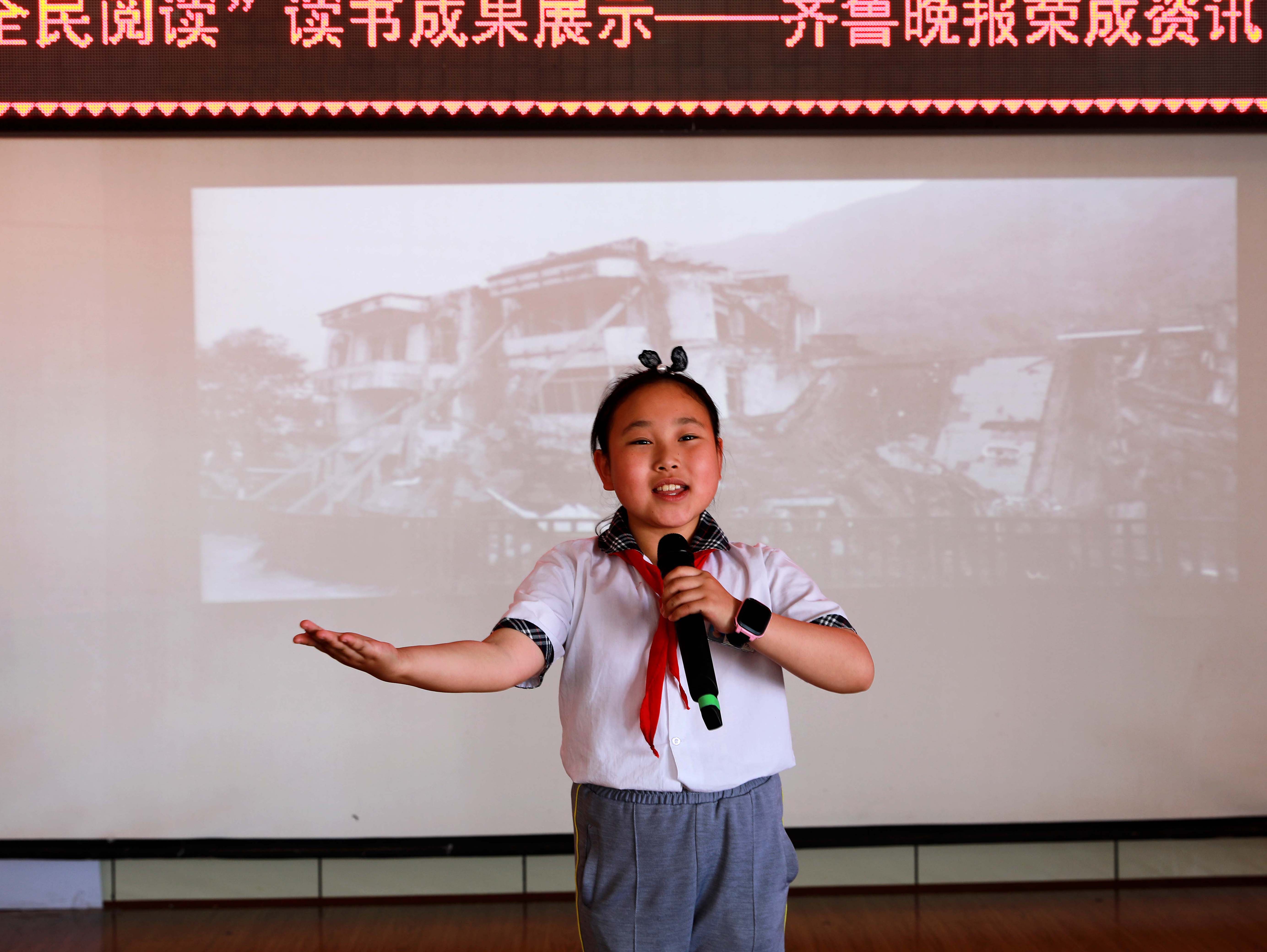 學生們以誦讀,表演等形式,生動活潑地展示了中華文化經典篇目,激發了