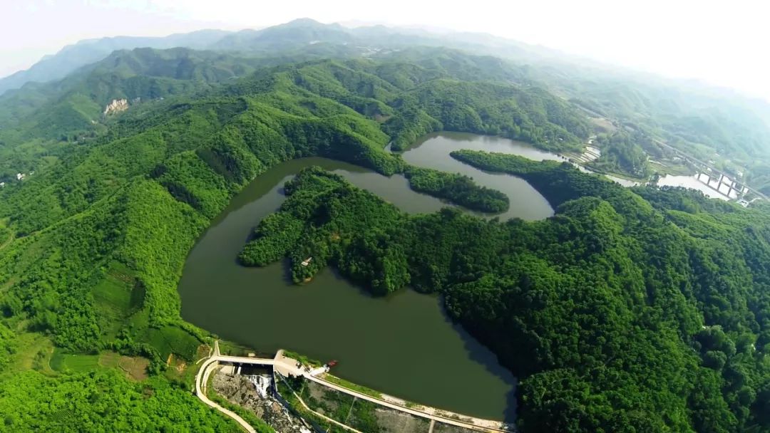 灵龙湖生态文化旅游区位于信阳市主城区15公里处,以"生态"养生"
