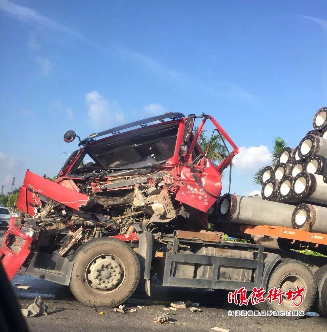 佛山一路段发生惨烈车祸!大货车驾驶室撞烂了(震撼视频 图片)