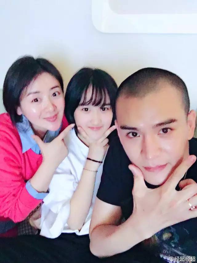 你对别人好别人是有感觉的,所以在他们的婚礼上,小李琳的女儿丫丫也送