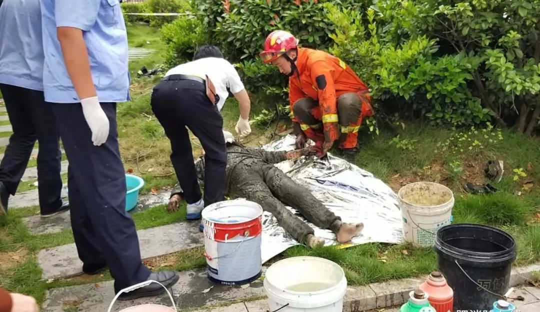 合肥一八旬老太不慎掉进化粪池!这两个消防员直接跳了进去