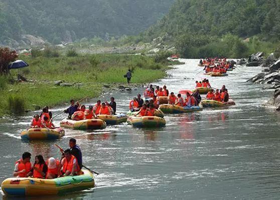 沿漂流河道顺流而下中原第一漂即南阳西峡灌河漂流,国家aaaa级旅游