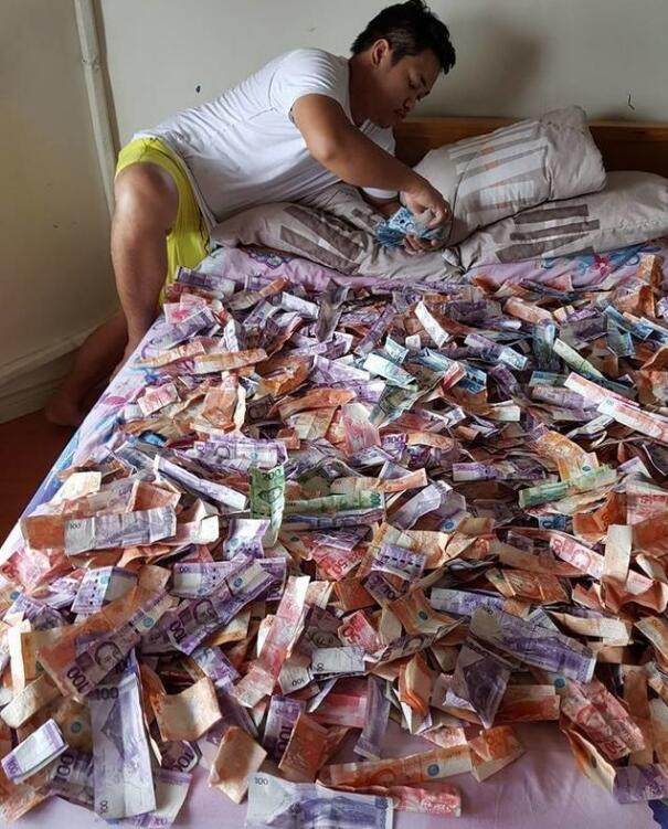 床上放很多钱图片图片