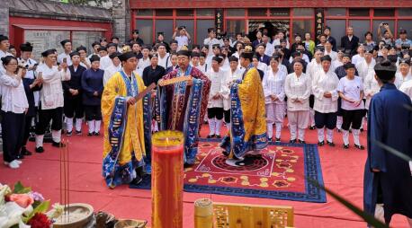 北京吕祖宫举行吕祖诞辰祝贺科仪暨冠巾法会