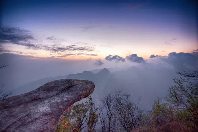 華山登山旅遊注意事項1,登華山一定要著軟底運動鞋,因為山路臺階較多