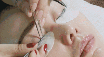 美容院种睫毛过程图片