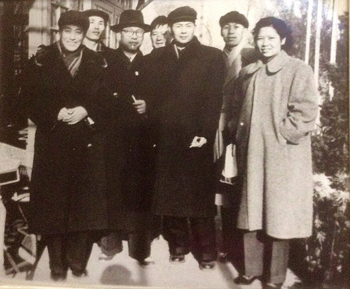 后排左二为李蕤,左三为于黑丁,后排右二为骆文从建国到1953年,武汉是