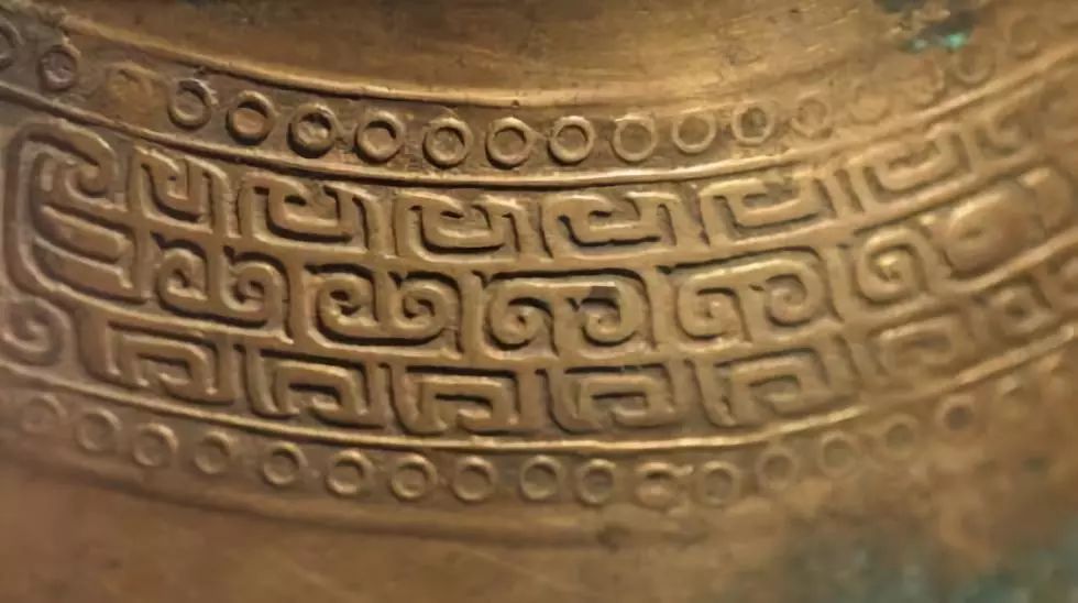 它是由古代陶器和青铜器上的雷纹衍化来的几何纹样,因为它是由横竖