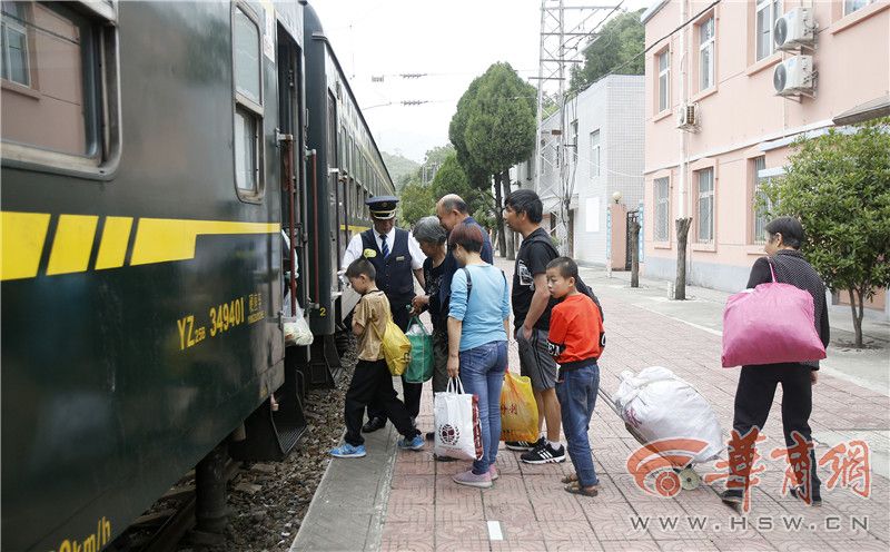 坐秦嶺小慢車上學的孩子們每週坐火車去補課