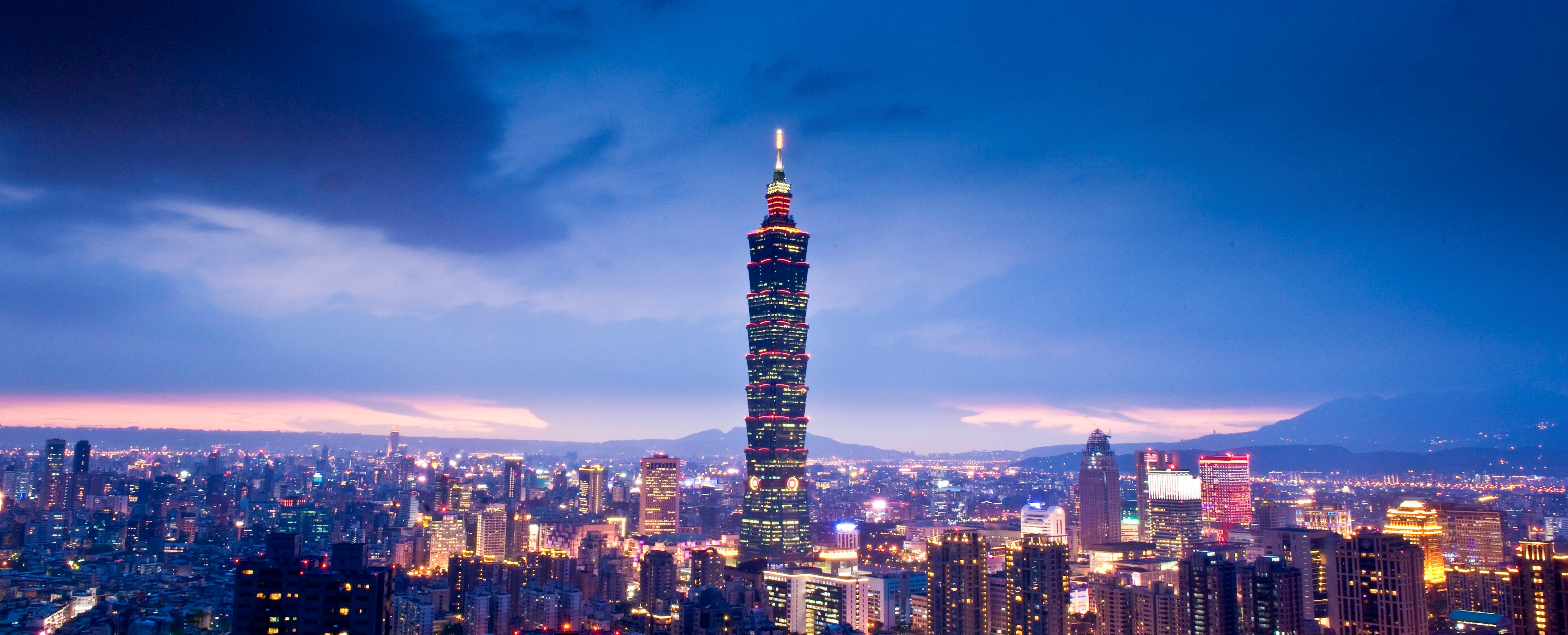 而台北101是台湾的地标性建筑之一,站在大楼第89层的观景台上,饱览全