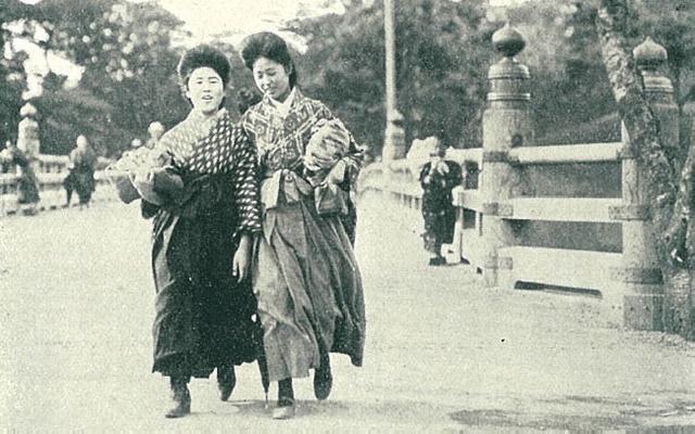 老照片 日本大正年代的女学生 为何穿皮鞋不穿木屐