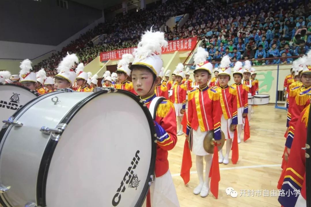 自由路小学鼓号队员精神抖擞地出场了!