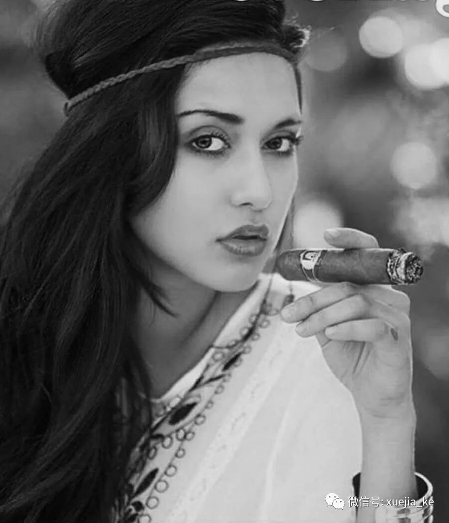 抽雪茄女烟斗客图片