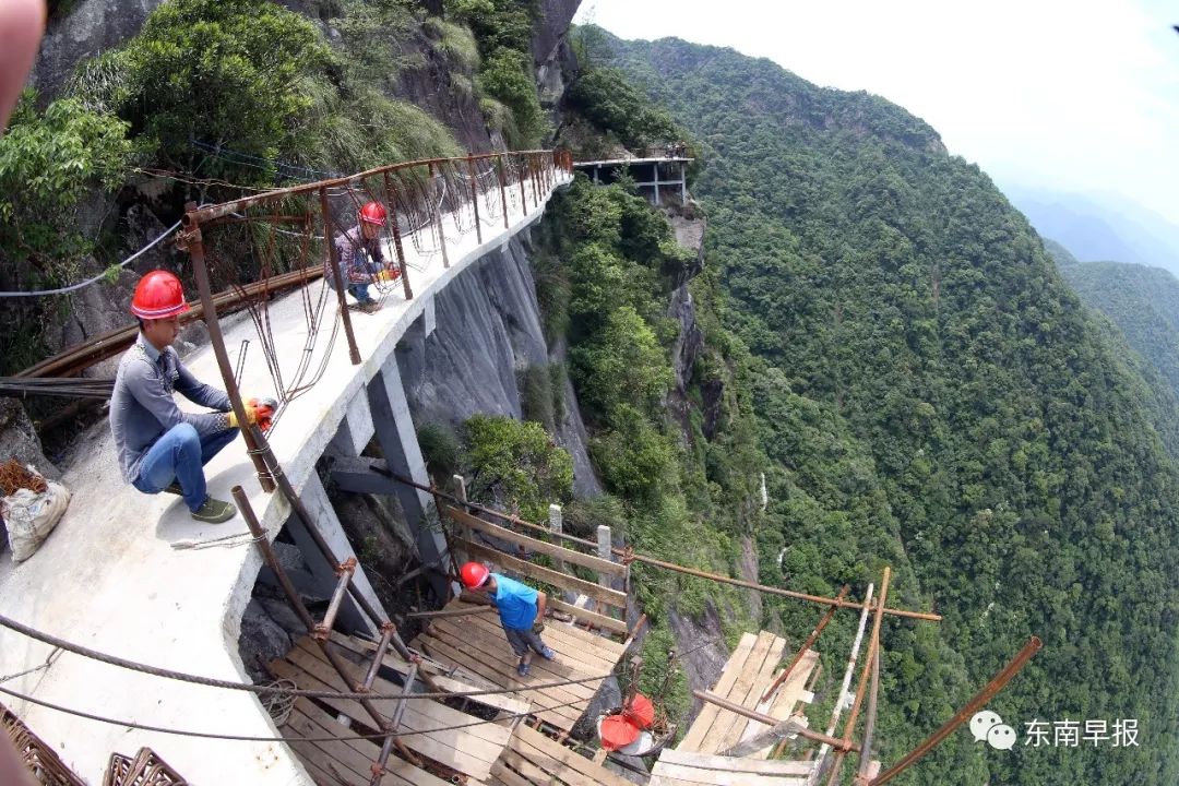 整條棧道盤山而上,曲折險峻,是省重點項目石牛山旅遊度假區