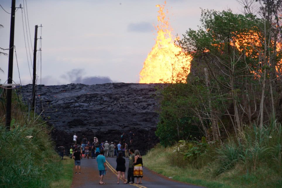 警告!隨著熔岩繼續流動,基拉韋厄火山爆發襲擊了地熱發電廠!