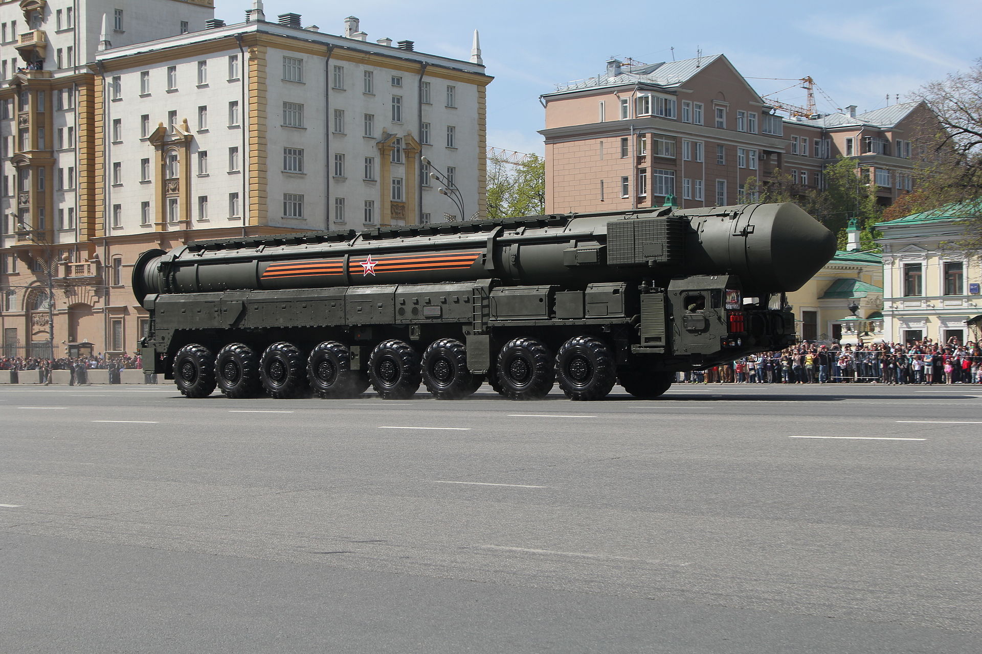 俄罗斯阅兵展示的亚尔斯弹道导弹