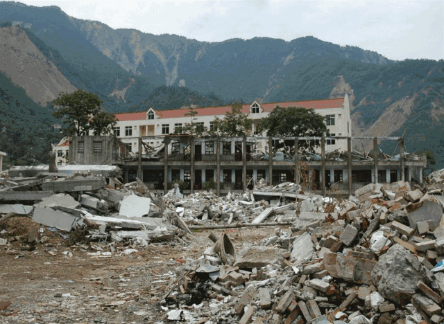 强震作用力直接导致房屋倒塌毁损是普遍存在的,不仅在平原坝区,而且在