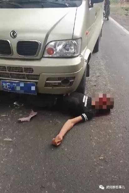 武冈龙溪铺又出车祸一男子竟被压在车轮下口吐鲜血