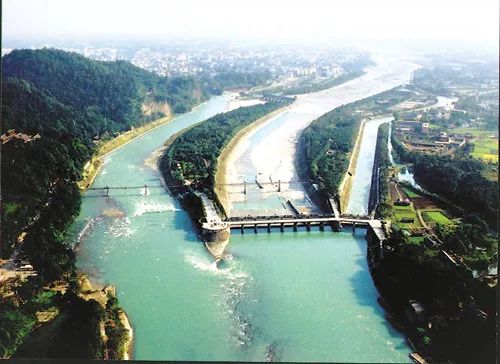 以无坝引水为特征的宏大水利工程 长江三峡水利枢纽工程,又称三峡工程