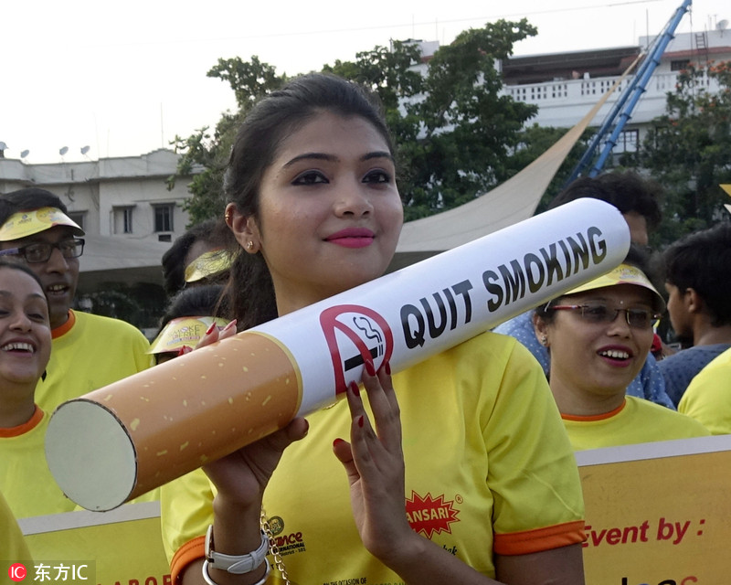 印度民众持巨型香烟集会 呼吁禁烟