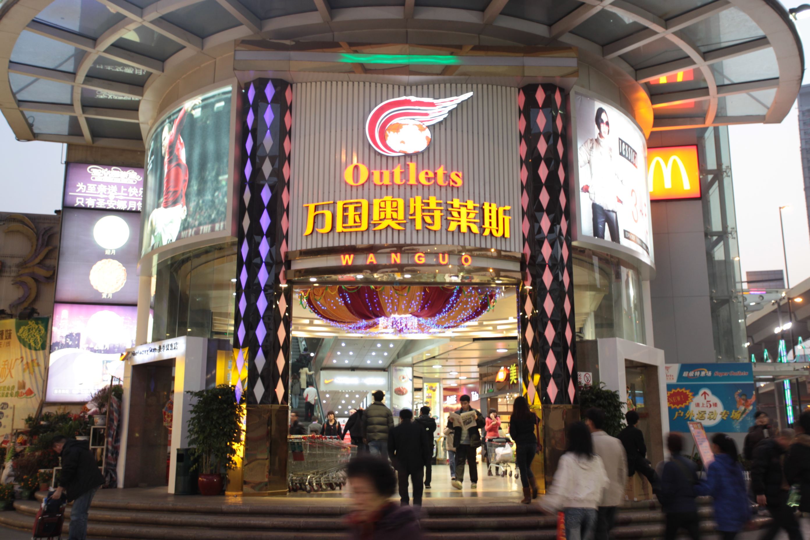 天河城百货奥莱和万国奥特莱斯,正式开启了广州乃至珠三角奥特莱斯