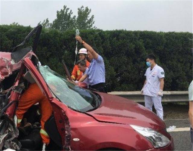 四川一輛10萬日系車發生車禍車子被撞爛網友還好沒買日系車