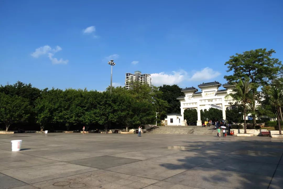 深圳中山公園離世界之窗不遠,公車只有幾個站.