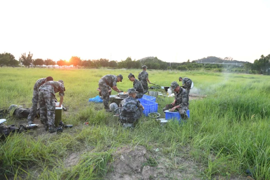 色香味俱全,食物往往是消除疲倦的打開方式鏡頭五野外宿營完成演練