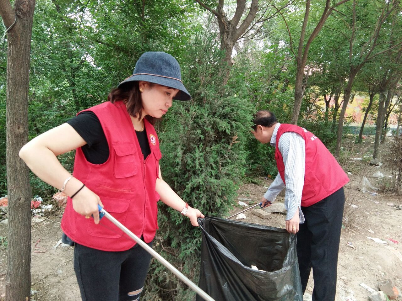 隆堯志願者服務協會:宣務山撿垃圾倡環保 共同打造綠色家園