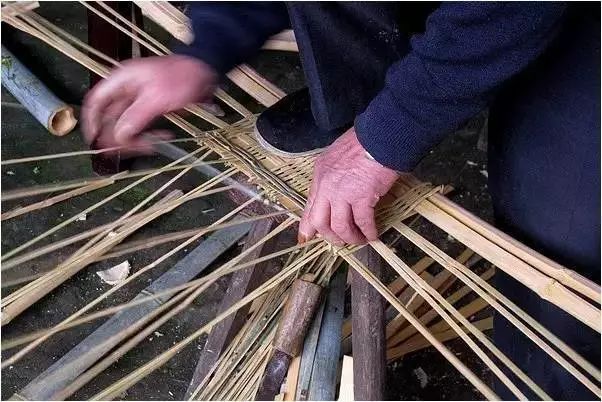 篾匠老曾用竹篾编织美好